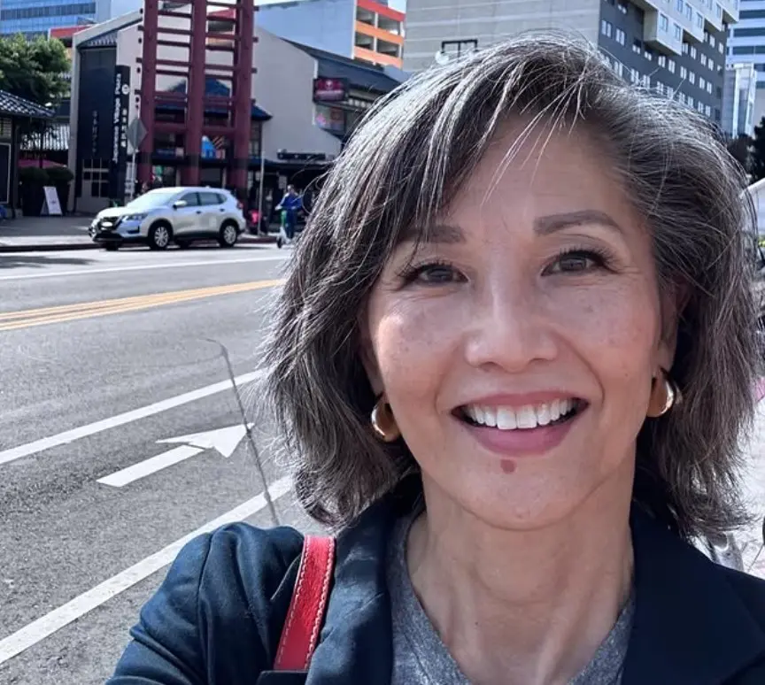 Ahora tiene 59 años, ha trabajado en series como 'The Good Doctor' y participó en la tercera temporada de 'Cobra Kai'.