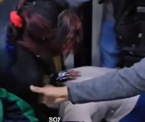 Mujeres se jalan de las greñas en violenta pelea en el Mexibús: Me pegas y no respondo