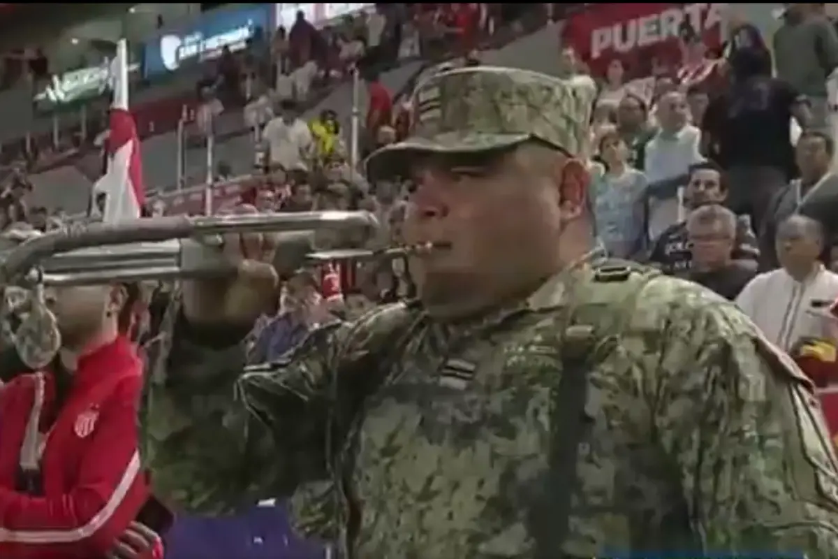  Soldado se equivoca al tocar el Himno Nacional y lo abuchean 