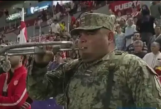 Soldado se equivoca al tocar el Himno Nacional y lo abuchean