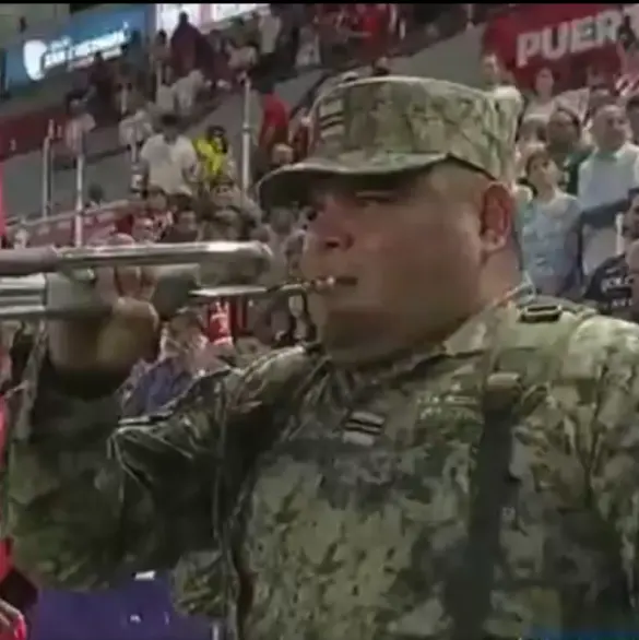 Soldado se equivoca al tocar el Himno Nacional y lo abuchean en partido Necaxa vs Mazatlán