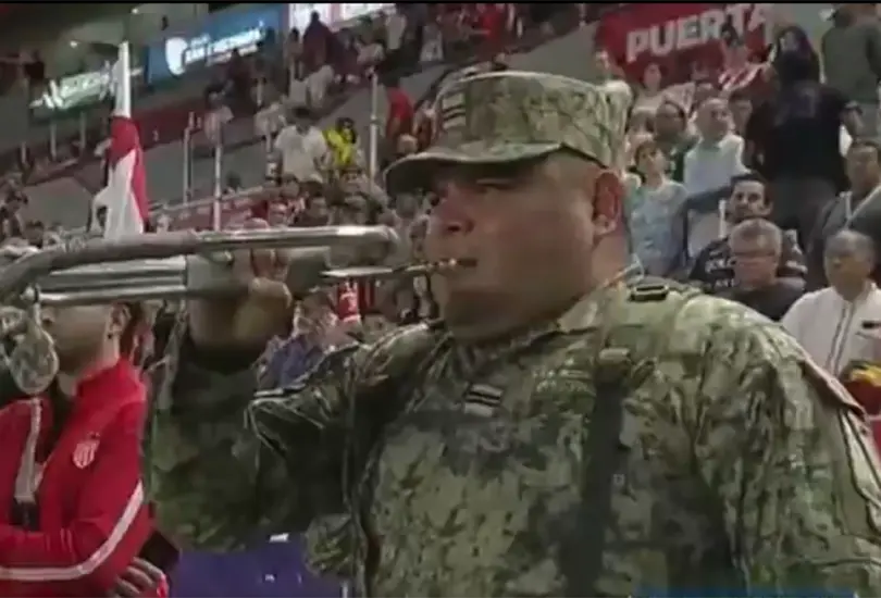Soldado se equivoca al tocar el Himno Nacional y lo abuchean