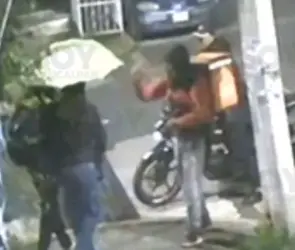 ¡En 10 segundos! Sujetos disfrazados de repartidores asaltan a pareja en Naucalpan
