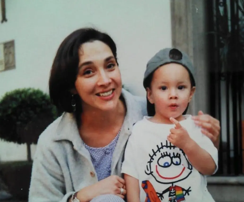 Inició su carrera en Televisa, participando en telenovelas como 'Morir para vivir', 'Tenías que ser tú' y 'Agujetas de color de rosa'.