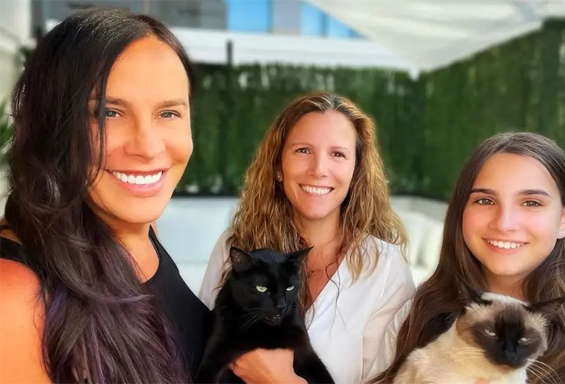Karla Sof&iacute;a Gasc&oacute;n con su esposa e hija