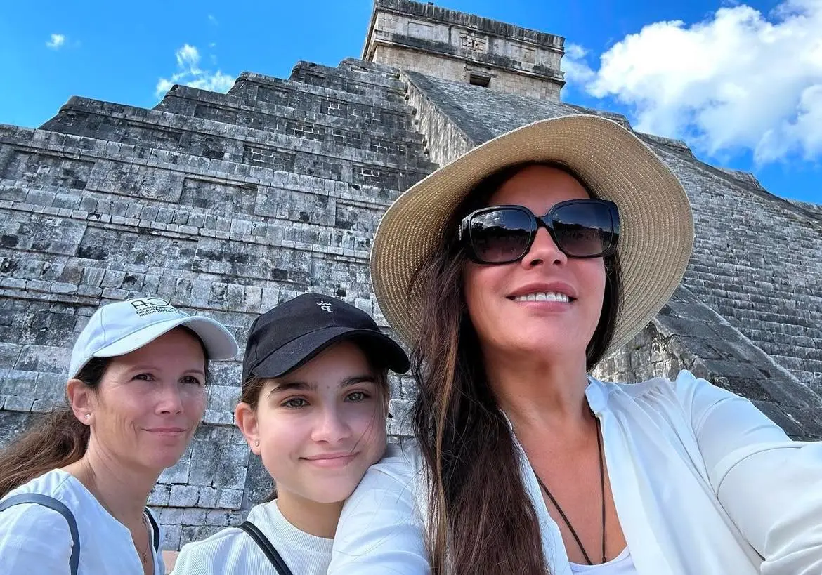 Karla Sofía comparte en sus redes sociales momentos especiales con su esposa e hija, incluyendo viajes y celebraciones.