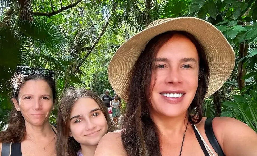 Karla Sofía regresó a España y retomó el contacto con Marisa, iniciando una nueva etapa juntas.