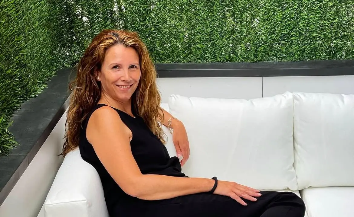 La esposa de Karla Sofía Gascón es Marisa Gutiérrez, con quien tiene una historia de amor de más de 30 años.