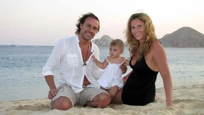 En ese tiempo, Karla Sofía aún no había realizado su transición de género y era conocida como Carlos Gascón.