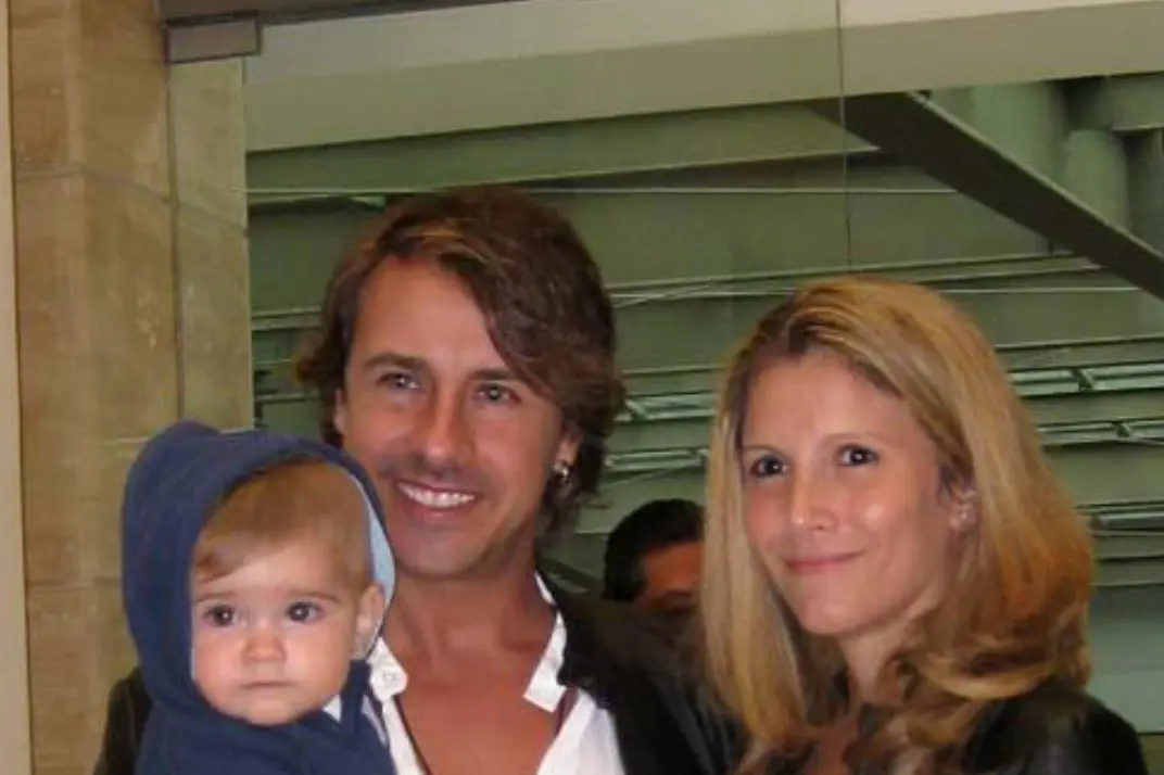 Cuando Carlos le reveló su deseo de cambiar de género, decidieron separarse, aunque nunca formalizaron el divorcio.