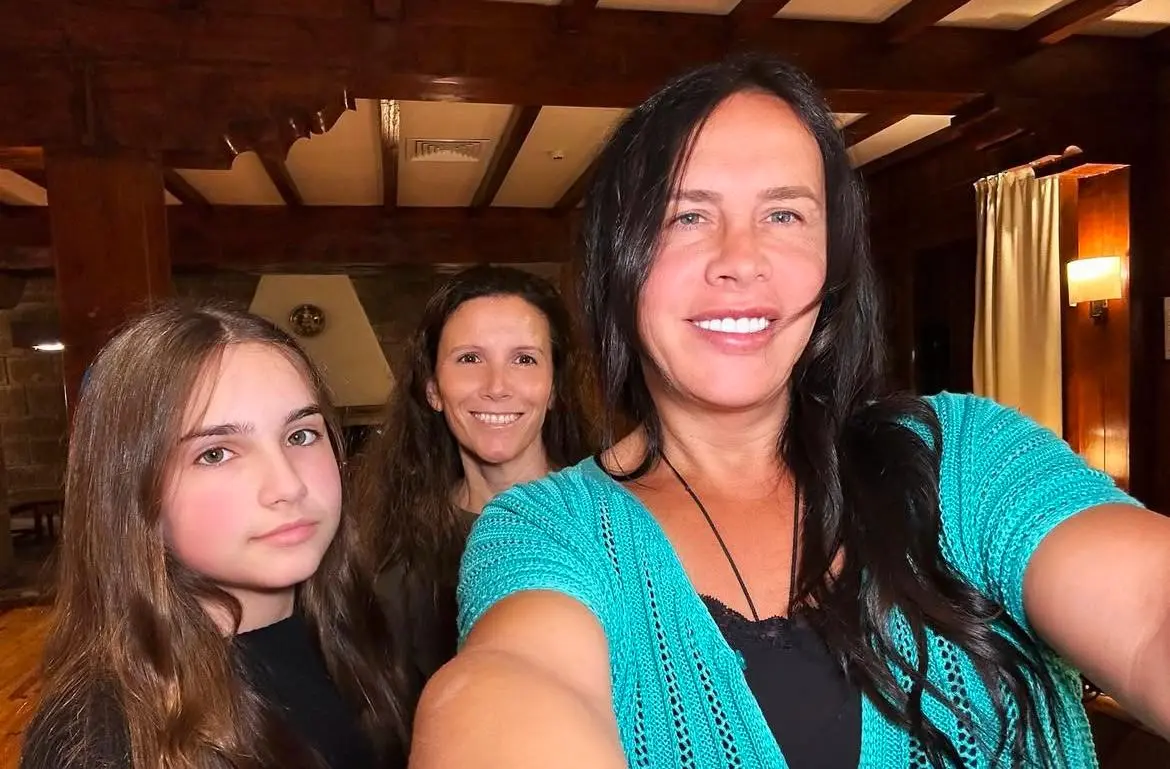 Aquí te contamos quién es la esposa que ha apoyado incondicionalmente a Karla Sofía