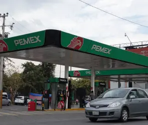Gasolina topada: ¿Beneficia o afecta el precio máximo de 24 pesos?