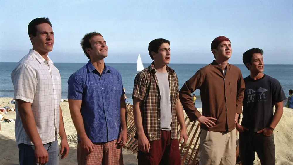 American Pie 2: Tu segunda vez (1 de marzo). Jim, Oz, Kevin y Stifler regresan, m&aacute;s cachondos que nunca. Tras su primer a&ntilde;o de universidad, se reencuentran y alquilan una casa por el verano.