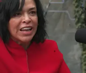 Terminó en el bausero: destrozan a Anabel Hernández por ir a programa de Carlos Alazraki