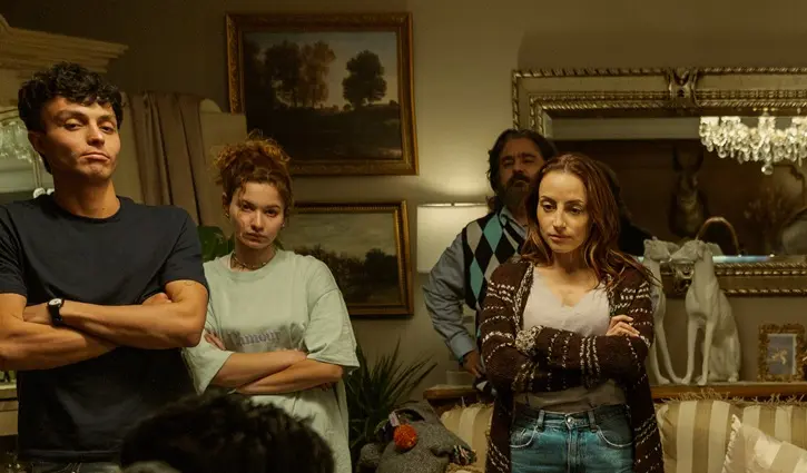 Bienvenidos a la familia (12 de marzo). Una madre en aprietos moviliza a su familia para enga&ntilde;ar a un mafioso luego de que su distanciado padre muere y los deja con una enorme deuda.