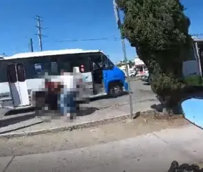 Chofer y ayudante dan brutal golpiza a joven por no pagar con cambio 