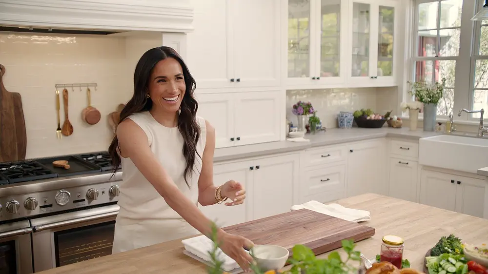 Con amor, Meghan (4 de marzo). Meghan, duquesa de Sussex, invita a amigos y celebridades a una hermosa propiedad para compartir consejos de cocina, jardiner&iacute;a y hospitalidad.