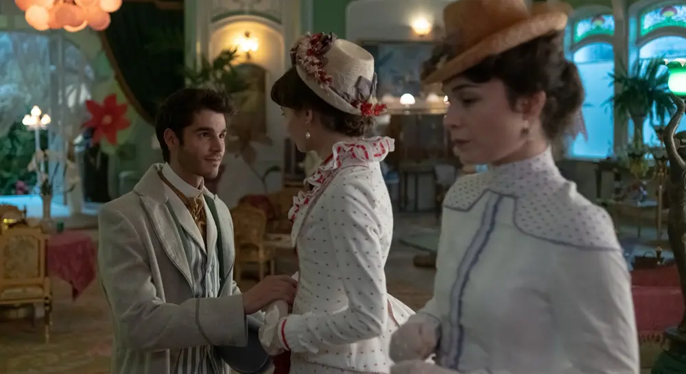 Manual para se&ntilde;oritas (28 de marzo). La carabina Elena Bianda debe encontrar esposos para tres hermanas en esta historia de finales del siglo XIX llena de amor, esc&aacute;ndalo y comedia.