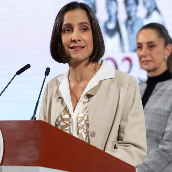 Luz Elena González Escobar y Sheinbaum celebran precio topado de la gasolina