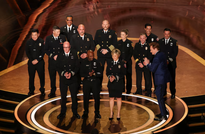 Los bomberos de Los Ángeles reciben homenaje en los Oscar 2025
