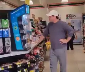Cliente agrede a empleado de 7-Eleven porque no tenía cambio de 500: Paga mi dona con tu dinero