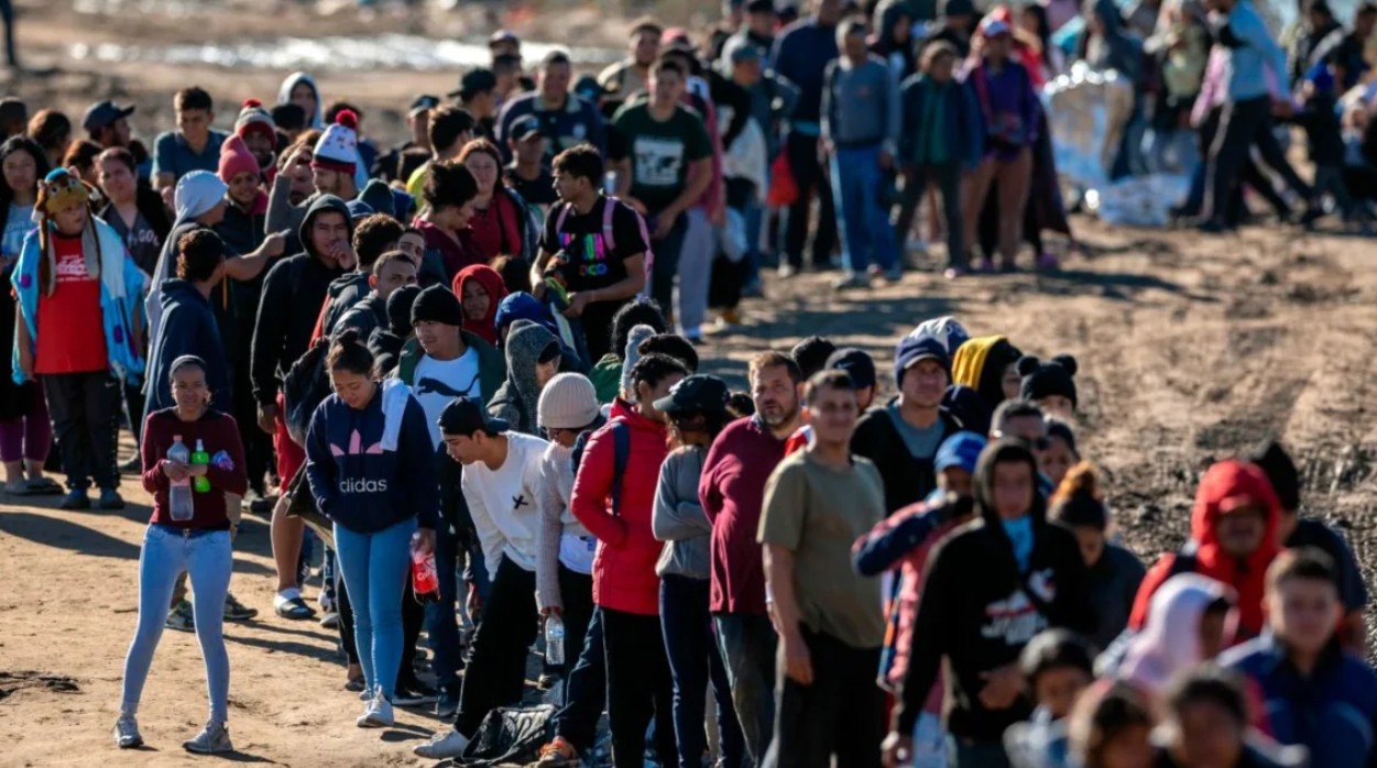 "La invasión terminó": Trump celebra reducción histórica de migrantes en EE.UU.
"La invasión terminó": Trump celebra reducción histórica de migrantes en EE.UU.
