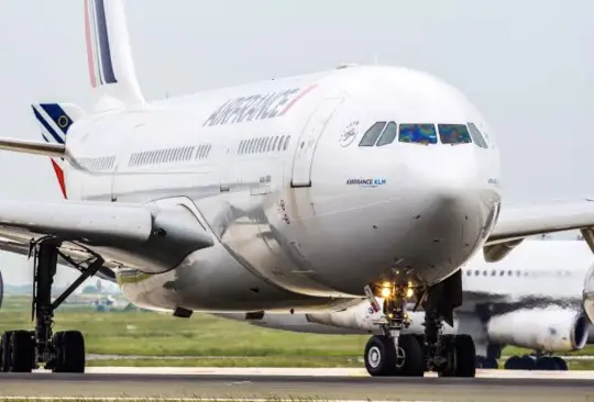 Hombre intenta abrir la puerta del avión y deja a un tripulante fracturado