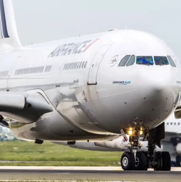 Hombre intenta abrir la puerta del avión y deja a un tripulante fracturado