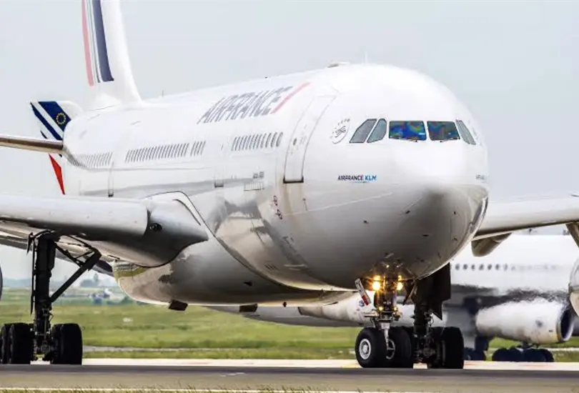 Hombre intenta abrir la puerta del avi&oacute;n y deja a un tripulante fracturado
