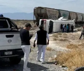 El momento exacto en el que autobús turístico es embestido por tren en Coahuila