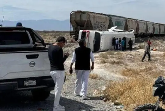 Autobús turístico es embestido por tren en Coahuila