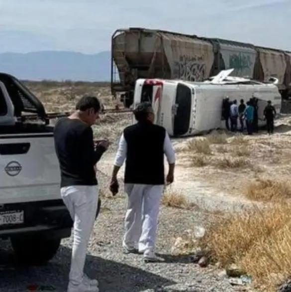 El momento exacto en el que autobús turístico es embestido por tren en Coahuila