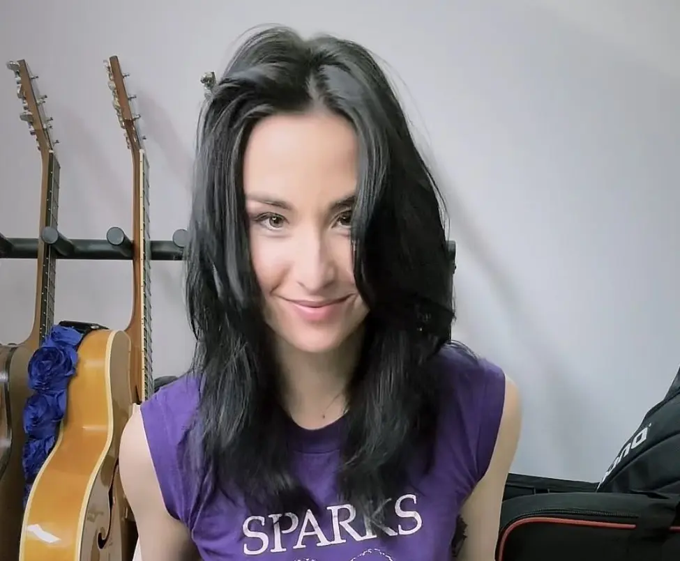 No solo es cantante, sino que también toca el bajo.