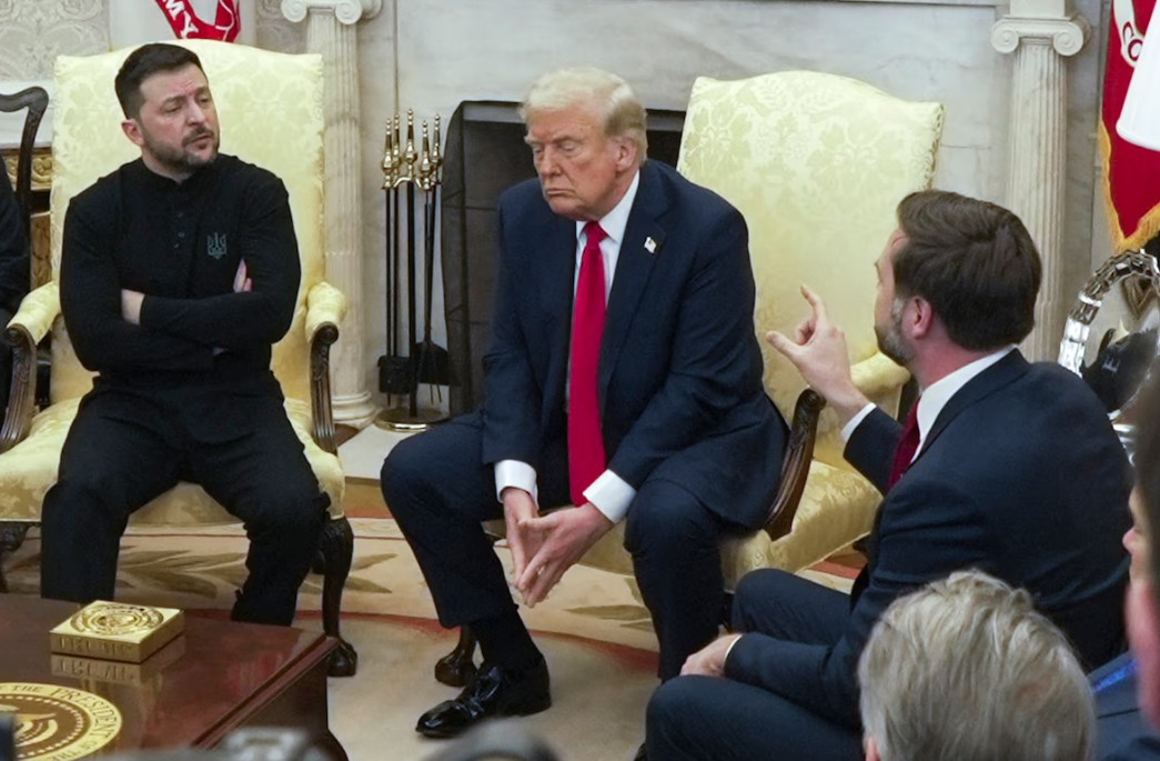 Trump presiona a ucrania: pausa ayuda militar tras enfrentamiento con Zelenski
Trump presiona a ucrania: pausa ayuda militar tras enfrentamiento con Zelenski