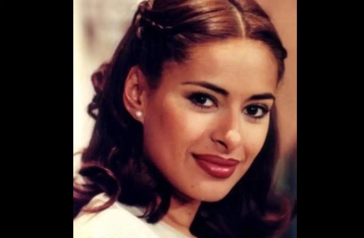 Inici&oacute; estudios en la Universidad Aut&oacute;noma de Guadalajara (UAG), pero los abandon&oacute; para enfocarse en su carrera en el entretenimiento.