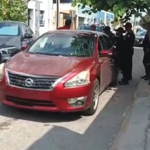 Extranjera lanza huevos y choca autos de padres de escuela en Mérida