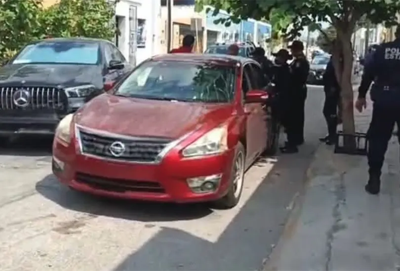 Extranjera lanza huevos y choca autos de vecinos en M&eacute;rida