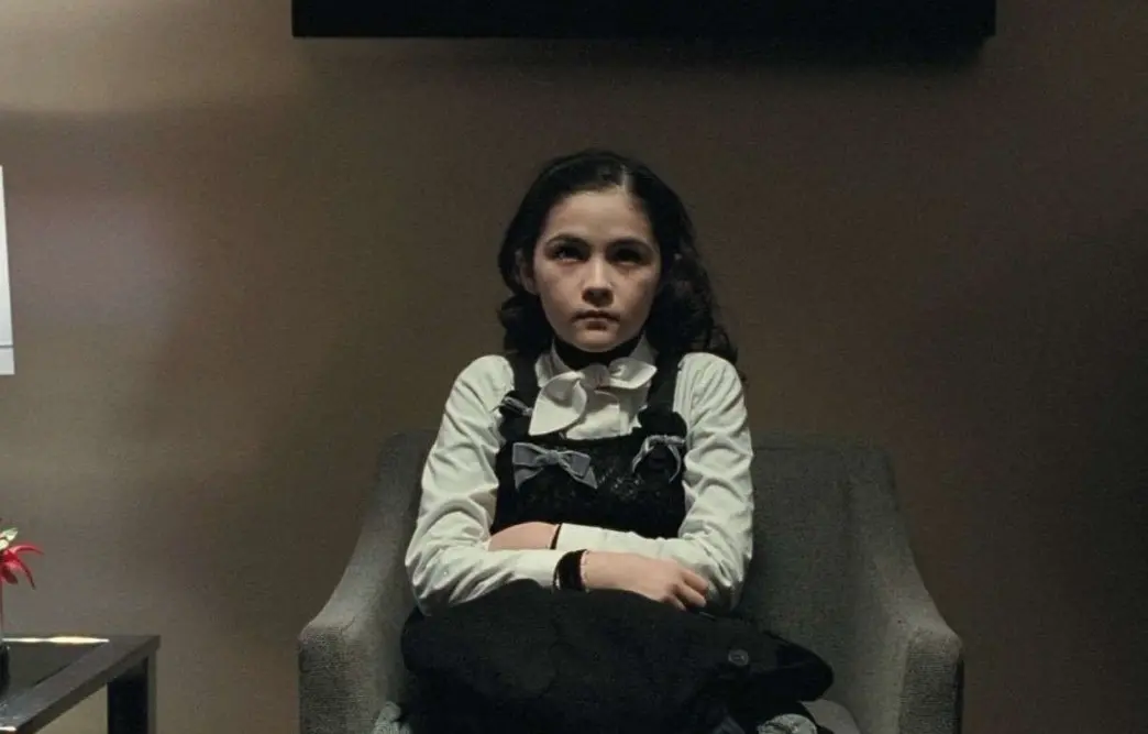 Las cosas empeoran hasta que Kate descubre que, en realidad, Esther es una mujer adulta con la apariencia de una pequeña de 9 años a causa de una enfermedad.