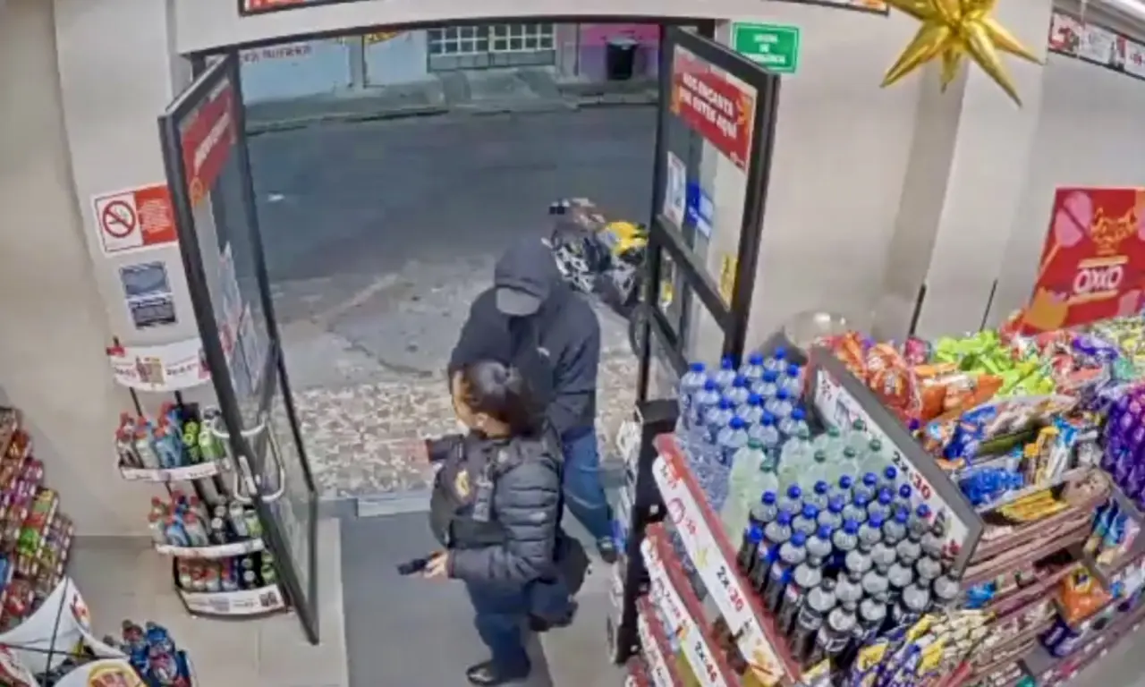  VIDEO | Asaltan a policía de la CDMX mientras estaba distraída en su celular 