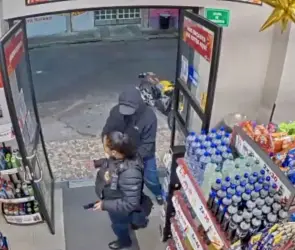 VIDEO | Asaltan a policía de la CDMX mientras estaba distraída en su celular