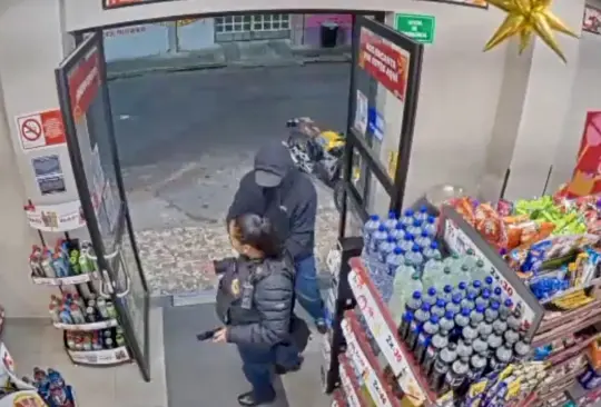 VIDEO | Asaltan a policía de la CDMX mientras estaba distraída en su celular