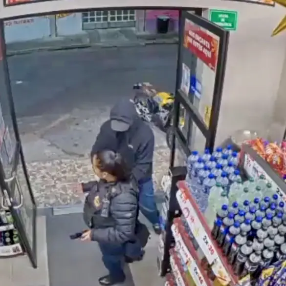 VIDEO | Asaltan a policía de la CDMX mientras estaba distraída en su celular