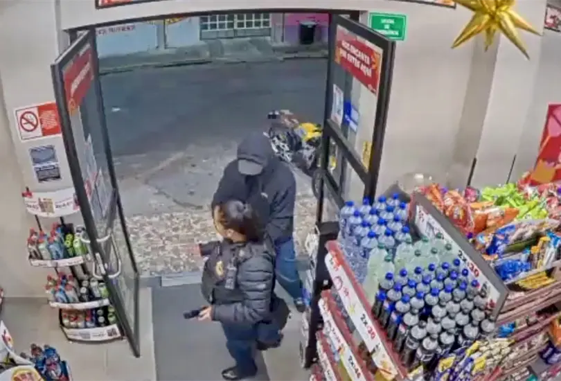 VIDEO | Asaltan a polic&iacute;a de la CDMX mientras estaba distra&iacute;da en su celular