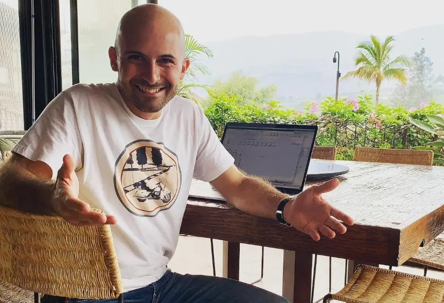 Actualmente tiene 37 años, está divorciado y tiene una hija. Dejó las telenovelas varios años, pero en 2024 reapareció para participar en 'Las estrellas bailan en Hoy'.