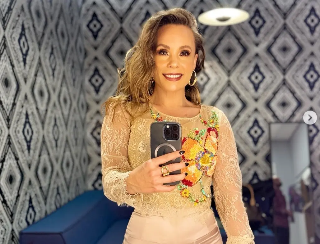 Ahora tiene 45 años. Estuvo casada con Roberto Gómez Fernández, el hijo de Chespirito, pero se divorciaron en 2011. Ha trabajado en telenovelas como 'Mi marido tiene familia'.