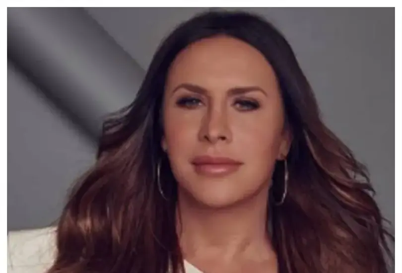 Karla Sof&iacute;a Gasc&oacute;n, vestida de blanco