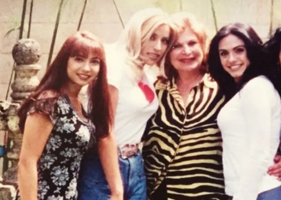 Ingres&oacute; al canal 62 de Los &Aacute;ngeles como conductora de espect&aacute;culos, lo que le abri&oacute; las puertas en el medio.