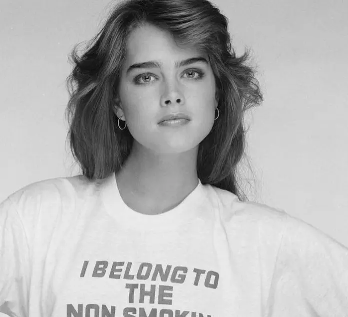 A los 15 a&ntilde;os, Brooke Shields alcanz&oacute; la fama mundial con 'La laguna azul', una pel&iacute;cula que la consolid&oacute; como una de las j&oacute;venes actrices m&aacute;s populares de la &eacute;poca.
