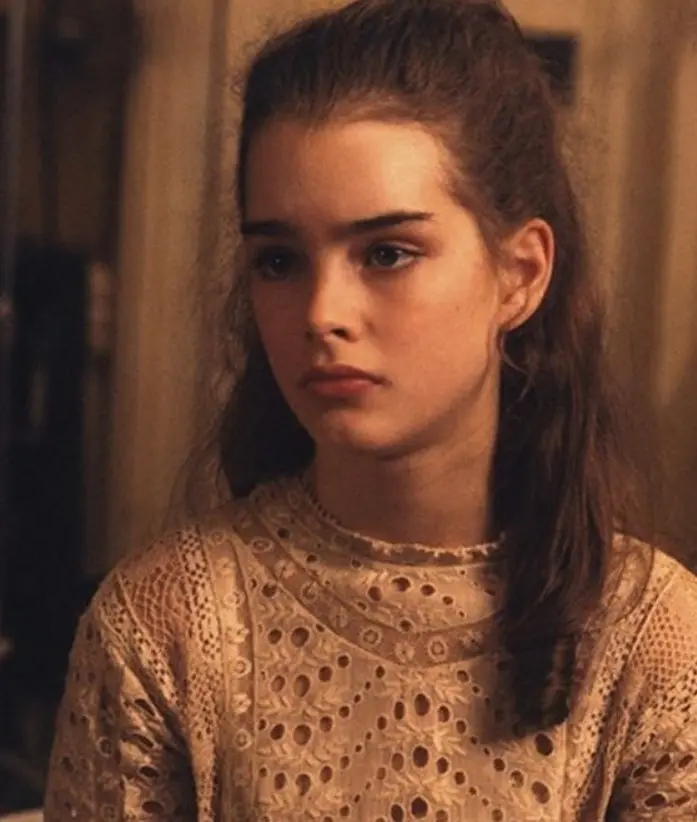 No solo triunf&oacute; en el cine y la televisi&oacute;n, sino que tambi&eacute;n desarroll&oacute; una exitosa carrera como modelo desde su adolescencia, representando marcas ic&oacute;nicas como Calvin Klein.