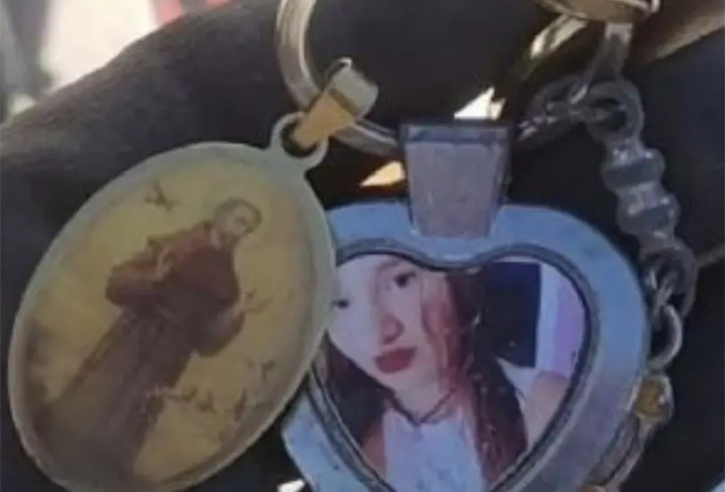 Se encontr&oacute; un llavero con una foto y un relicario, los cuales ayudaron a identificarla.